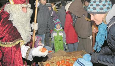 Der Chlaus kommt auf den Dorfplatz