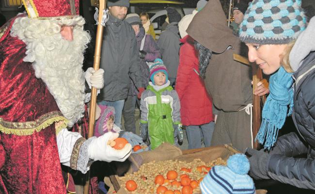 Der Chlaus kommt auf den Dorfplatz