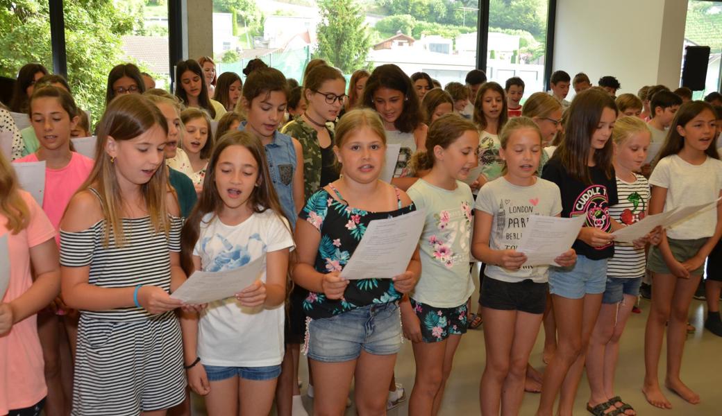 Die Mittelstufenschüler im Schulhaus Haslach besingen Walter Portmanns «schöne Zeit» als Schulratspräsident.