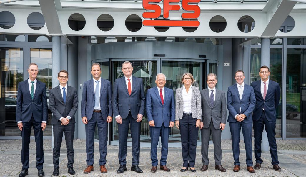 Peter Schöpf (Generalsekretär der SNB), Martin Schlegel (Vizepräsident des Direktoriums der SNB), Jens Breu (CEO SFS Group), Thomas Jordan (Präsident des Direktoriums der SNB), Nick Huber (VR SFS Group), Andréa Maechler (Mitglied des Direktoriums der SNB), Volker Dostmann (CFO SFS Group), Urs Schönholzer (Delegierter Ostschweiz bei der SNB), Claude Stadler (Head of Corporate Services SFS Group). Peter Schöpf (Generalsekretär der SNB), Martin Schlegel (Vizepräsident des Direktoriums der SNB), Jens Breu (CEO SFS Group), Thomas Jordan (Präsident des Direktoriums der SNB), Nick Huber (VR SFS Group), Andréa Maechler (Mitglied des Direktoriums der SNB), Volker Dostmann (CFO SFS Group), Urs Schönholzer (Delegierter Ostschweiz bei der SNB), Claude Stadler (Head of Corporate Services SFS Group).