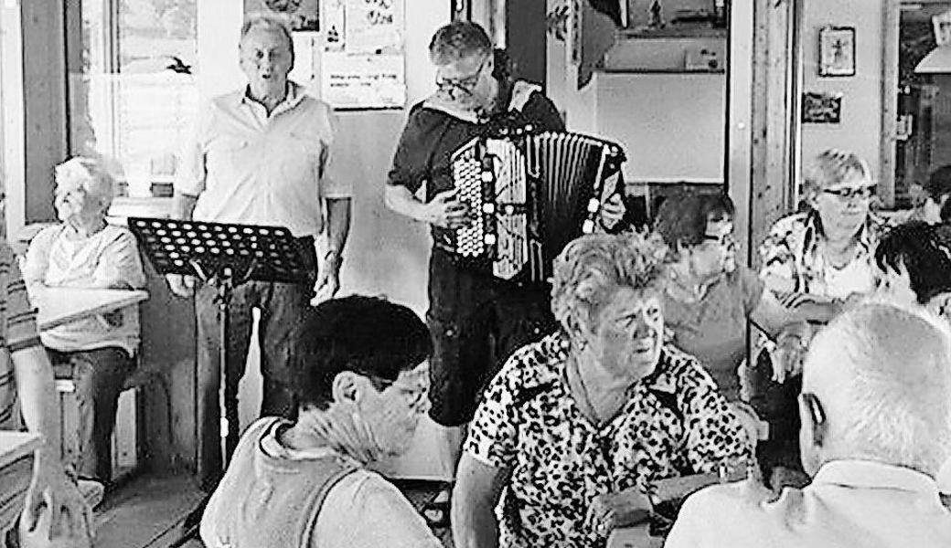Die Senioren genossen einen gemütlichen Nachmittag mit Musik, Gesang und vielerlei Köstlichkeiten. 