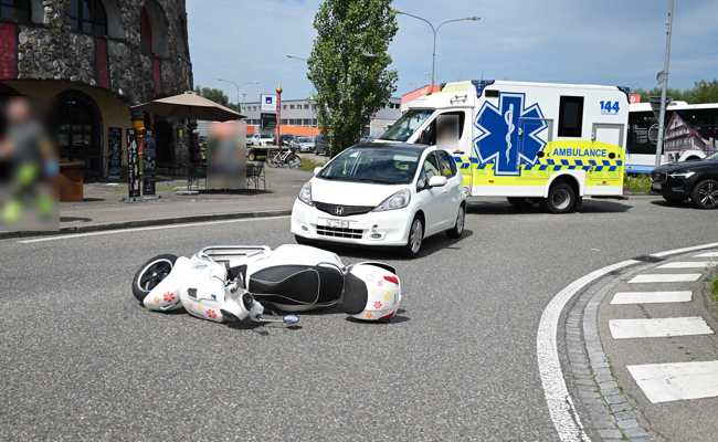 Unfall im Hundertwasser-Kreisel: Rollerfahrerin verletzt sich leicht, der Sachschaden ist hoch