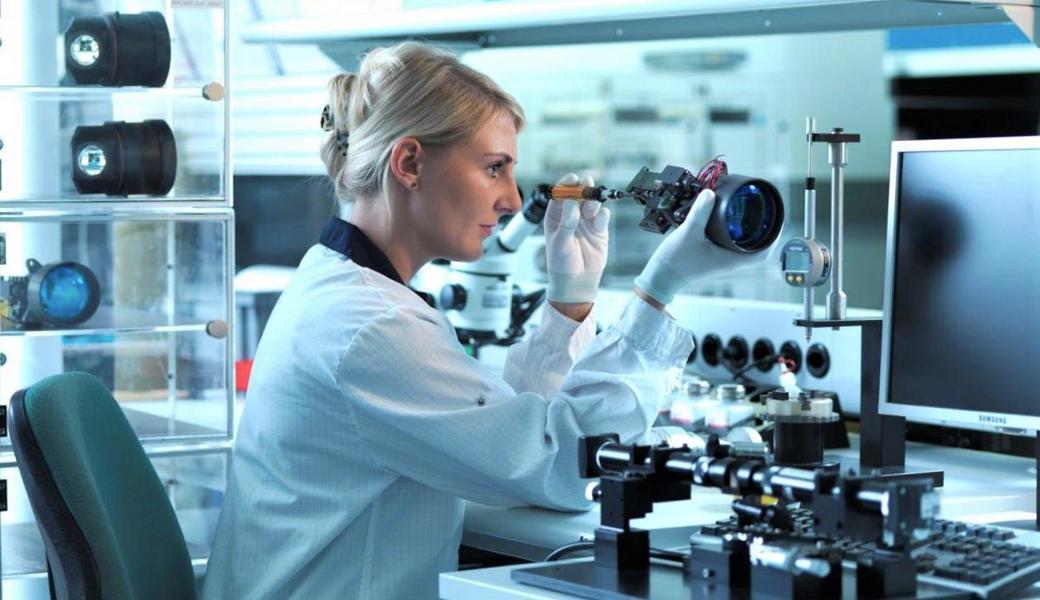 Auf rund 9000 m2 produziert die Swissoptic AG optomechanische Präzisionsbauteile. 