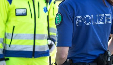 Unfall beim Fussgängerstreifen: Auto und Velo stossen zusammen