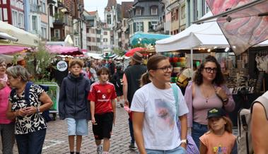 Augustmarkt: Marktbesucher trotzen dem Regenwetter