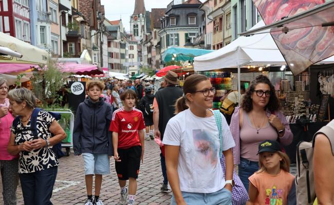 Augustmarkt: Marktbesucher trotzen dem Regenwetter