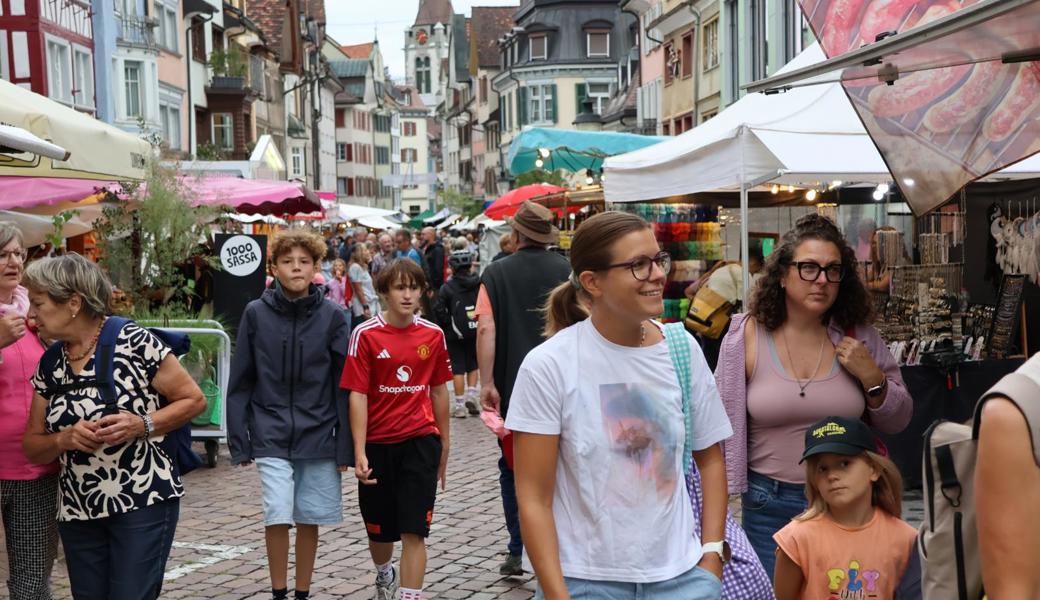 Augustmarkt: Marktbesucher trotzen dem Regenwetter