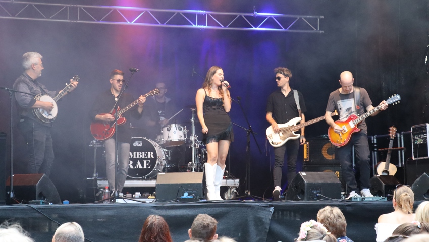 Amber Rae mit ihrer Band. Amber Rae mit ihrer Band.