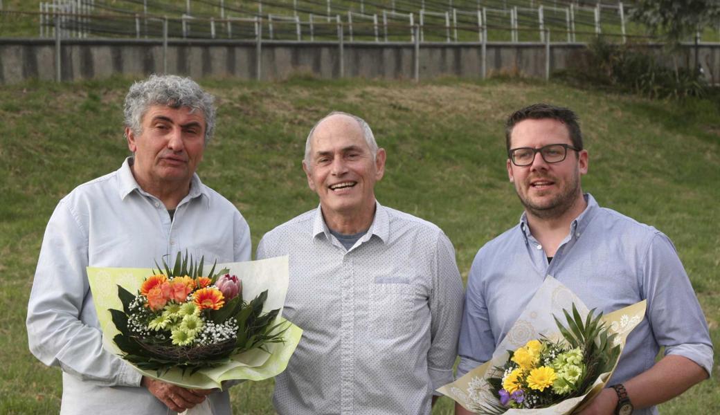 Wahlkampfleiter René Sieber (Mitte) gratuliert dem wiedergewählten Meinrad Gschwend (links) und dem zweitplatzierten Tobias Schmid mit Blumen zu ihrem Resultat.