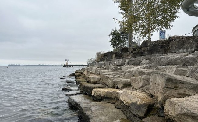 Ein neues flaches Ufer vor dem Strandbad - statt Treppen aus Stein