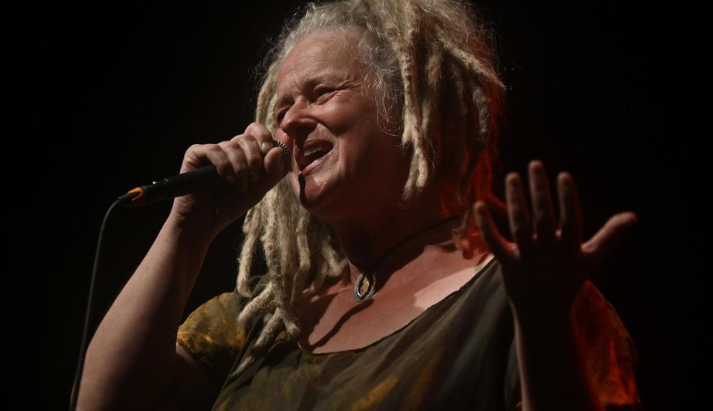 ... oben wilde Rastamähne: Manu Oesch Olowu.