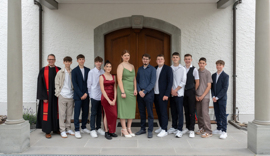 v.l. Pfr. Renato Tolfo, Jan Fässler, Joril Villommet, Alexander Mpantikleris, Jennifer Widmer, Angelina Maier, Sozialdiakon Lucas Kägi, Tim Grasman, Ruben Stampfli, Nico Rohner, Milo Picone und Tino Breu