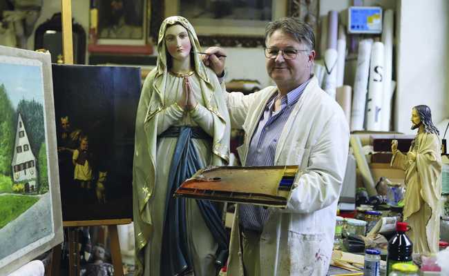 Madonna in aufwendiger Detailarbeit rekonstruiert