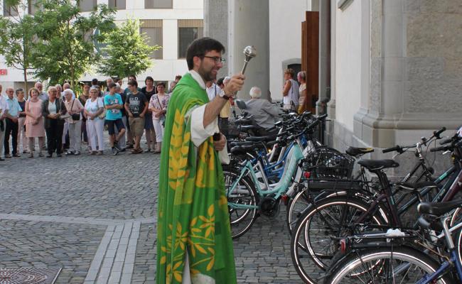 Mit gesegneten Velos auf die Strasse