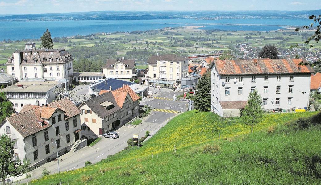 Das Grundstück neben der «Holzkirche» (rechts) muss für eine Überbauung umgezont werden.