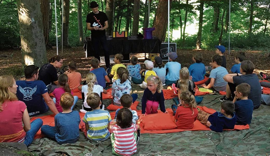 Die Kinder vergnügten sich im Wald und die Eltern grillierten. 