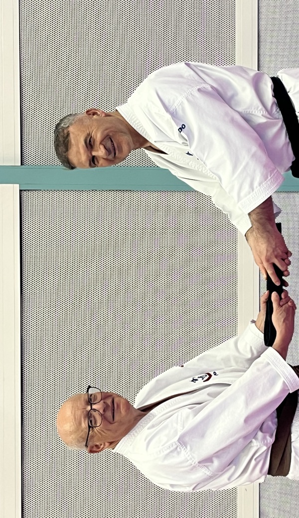 Alfred Schaub erhält von Sensei Mislim Imeroski (rechts) den begehrten schwarzen Gurt