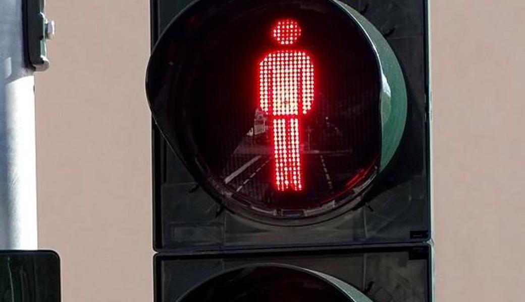 Das Rot gilt in diesem Fall für die Ampel selbst. Sie ist schwer beschädigt.