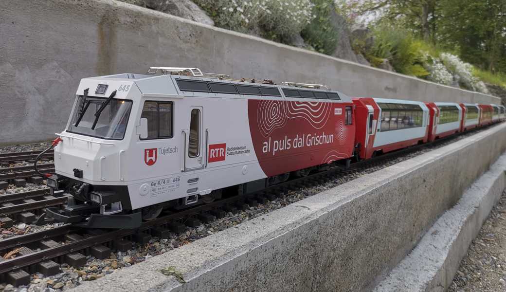 Die Modelleisenbahner präsentieren ihre Bahnen.  Die Modelleisenbahner präsentieren ihre Bahnen.