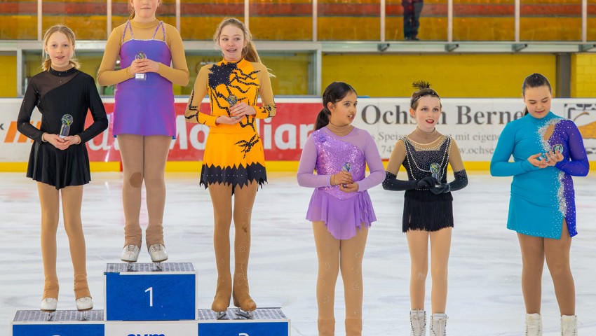 Spass am Eislaufen: Die sechs Zweitstern-Läuferinnen präsentieren stolz ihre Trophäe. Spass am Eislaufen: Die sechs Zweitstern-Läuferinnen präsentieren stolz ihre Trophäe.