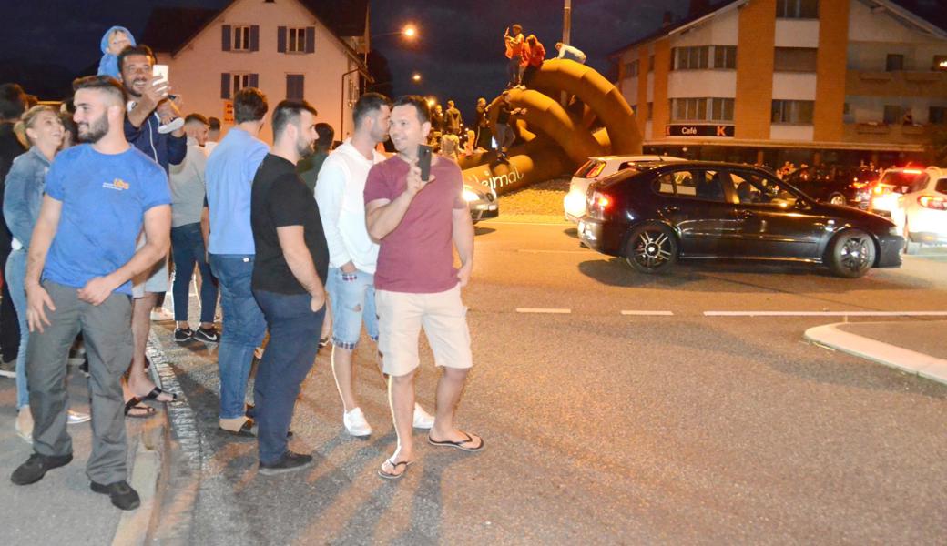 Der Adler-Kreisel in Au am Freitag, 22. Juni, um 22.35 Uhr: Fussballfans feiern den 2:1-Sieg der Schweizer Nati über Serbien – auf, in und an dem Kreisel. 