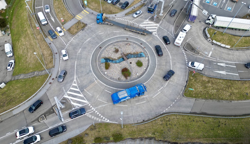 Kreisel bei der Autobahn: Ohne Ampelanlage und mit Turbokreisel läuft es besser