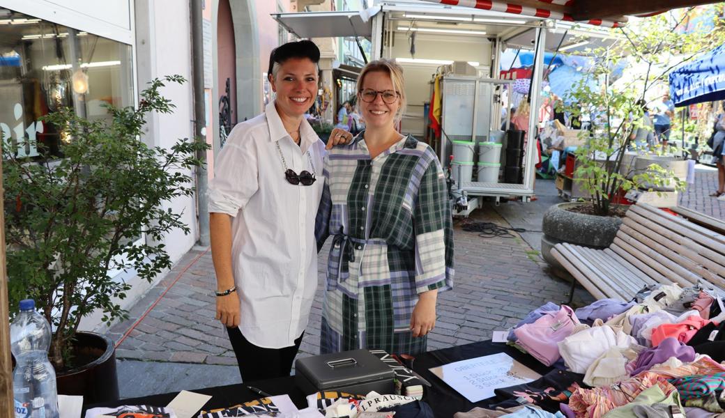 Stadträtin und Marktkommissionspräsidentin Mirjam Seitz-Popp (rechts) ist mit einem Stand ihres Geschäfts "Flair" vertreten.