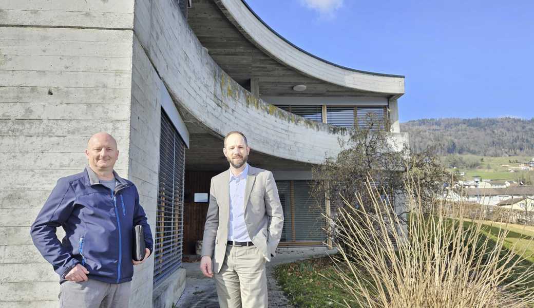 Gemeinderat Dionys Rohner (l.), Präsident der Kommission Kinderbetreuung und Gemeindepräsident Alex Arnold erachten das ehemalige Pfarrhaus als ideal für den zukünftigen Schülerhort und Mittagstisch.