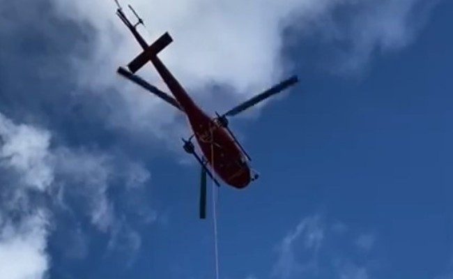Helikopter versetzt Flutlichtmasten beim Sportplatz Tägeren