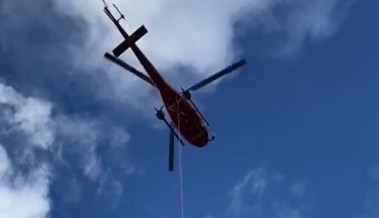 Helikopter versetzt Flutlichtmasten beim Sportplatz Tägeren