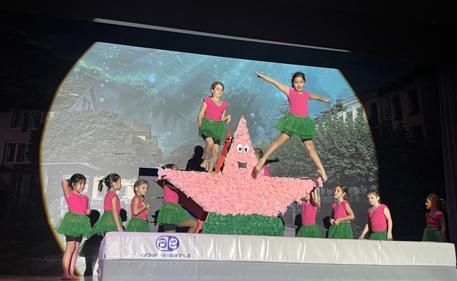 Eine mitreissende Aqua-Show in der Turnhalle Burgwies