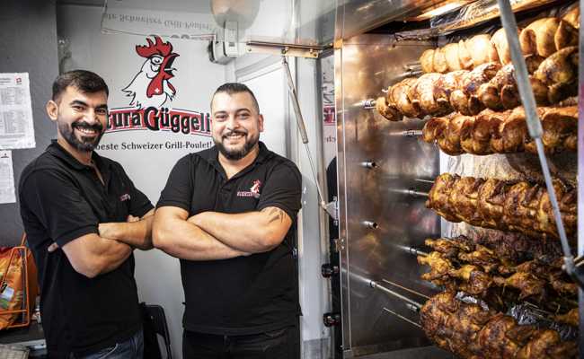 Die «Güggeli-Männer»: Sie braten bis zu 200 Poulets am Tag