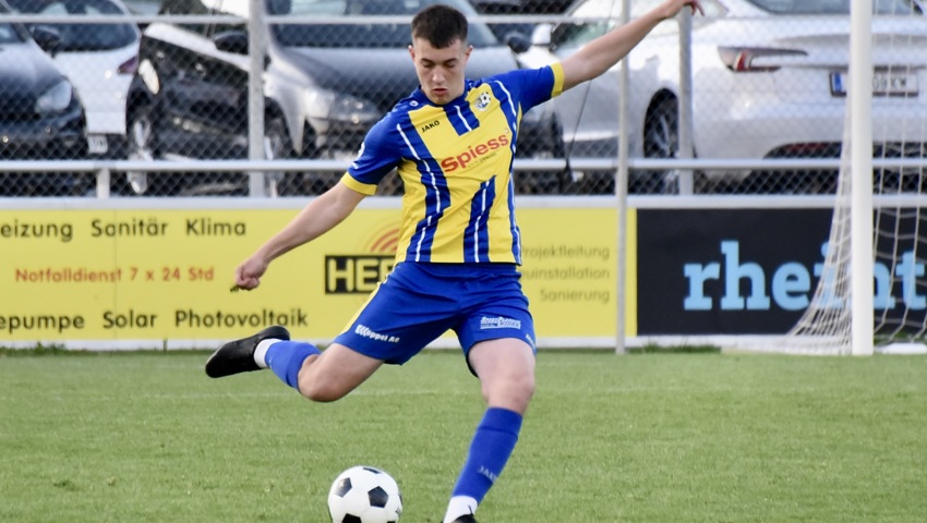 Der FC Au-Berneck (mit Andrin Eugster) empfängt im nächsten Spiel um den Ligaerhalt am Samstagabend den FC Schaan.