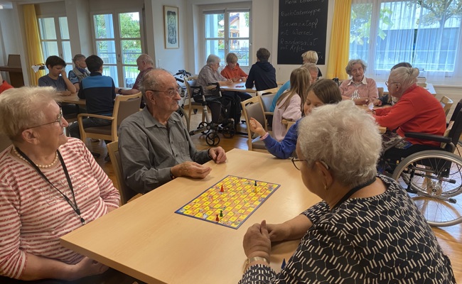 Kinder und Pensionierte machten gemeinsam Gesellschaftsspiele