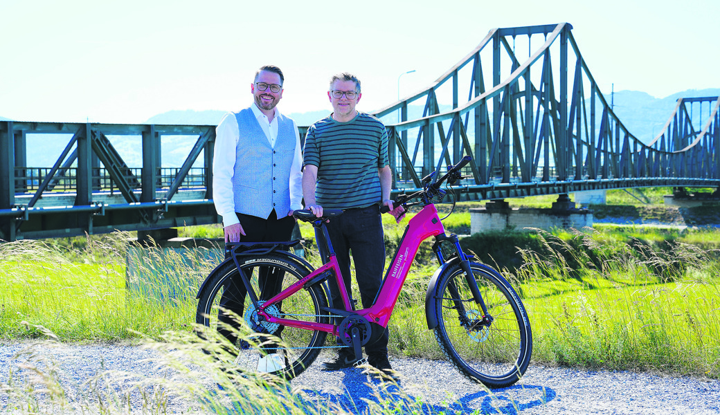 Bankleiter Andreas Schmid (links) übergibt Roger Gloor-Frei das E-Bike, das unter den Teilnehmenden der Urabstimmung verlost wurde.