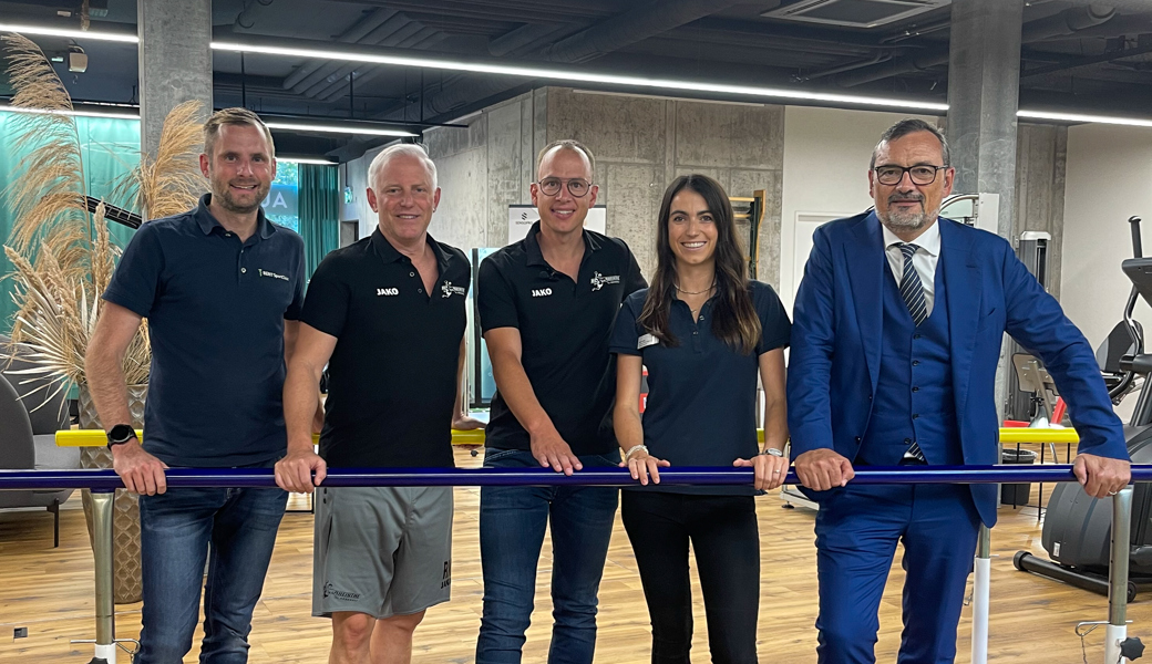 Dr. med. Hanspeter Betschart, Chefarzt Berit SportClinic;  Raphael Krieger, Sportchef HC Rheintal; Marc Schwarber, Präsident HC Rheintal; Nina Papp, Standortleiterin medfit Heerbrugg; Peder Koch, CEO und Delegierter des Verwaltungsrates der Berit Klinik Gruppe