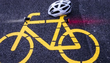 E-Scooter-Fahrer und E-Bike-Fahrerin prallen zusammen