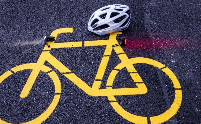 E-Scooter-Fahrer und E-Bike-Fahrerin prallen zusammen