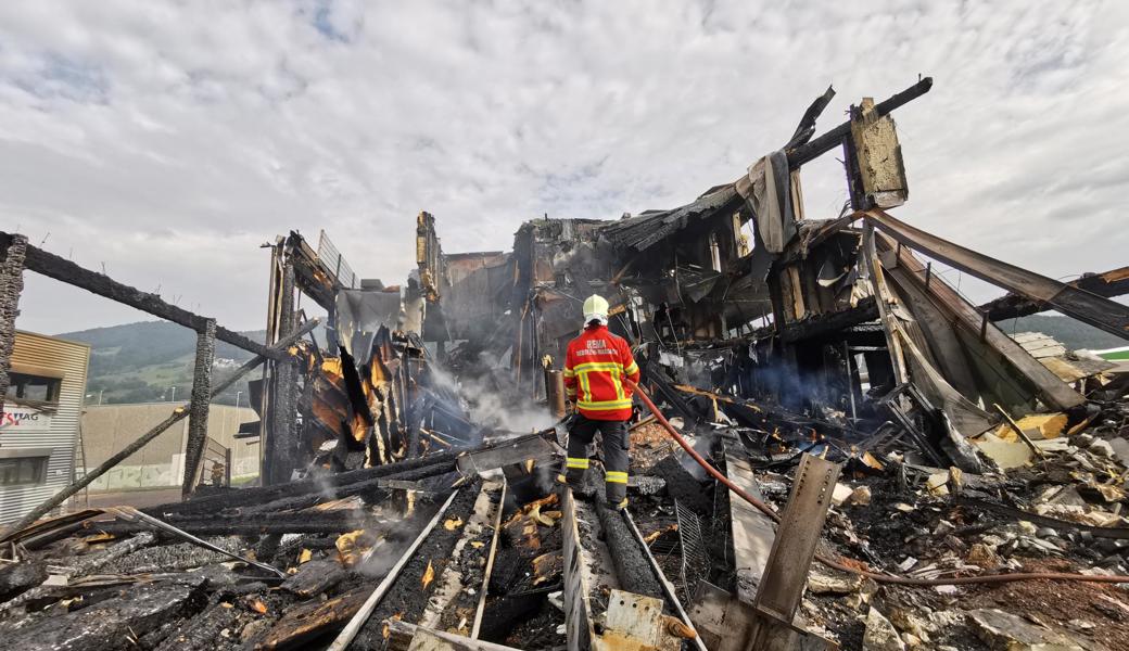 Um an die letzten Glutnester ranzukommen, liess die Feuerwehr Rebstein-Marbach das Gebäude nach dem Grossbrand im Juni einreissen. Die Kosten dafür will die Gebäudeversicherung nicht übernehmen.