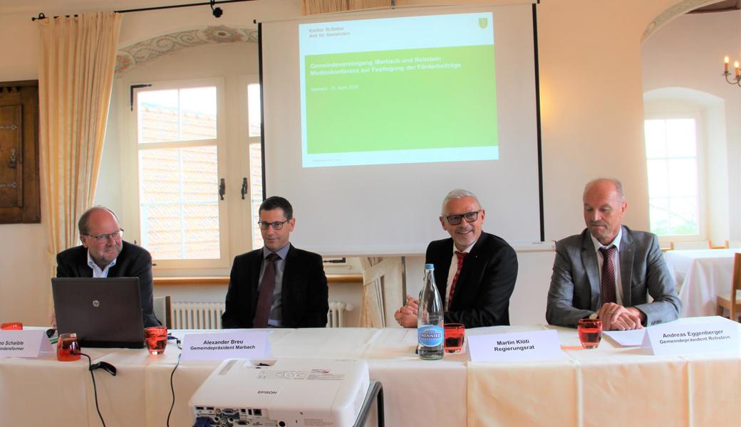 Bruno Schaible vom Amt für Gemeinden (ganz links) und Regierungsrat Martin Klöti begaben sich im April nach Marbach, um sich zur Fusionsvolage zu äussern. Am Medienanlass nahmen zudem die beiden Gemeindepräsidenten Alexander Breu, Marbach (2.v.l.) und Andreas Eggenberger, Rebstein, teil.