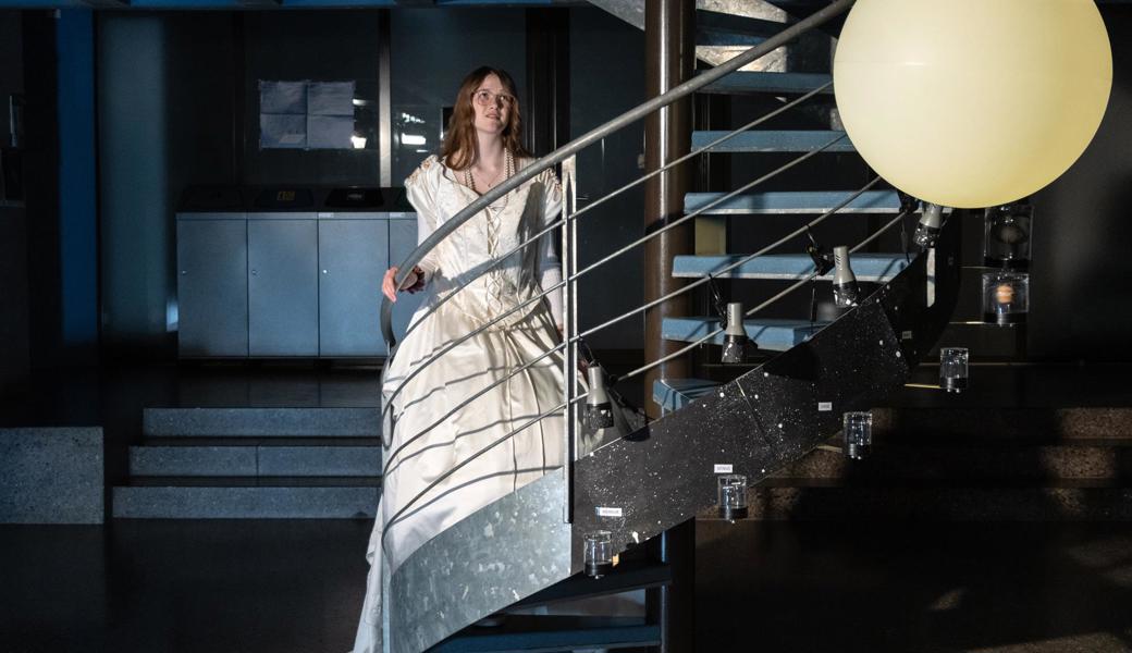 Allegra Margadant spielt die weisse Taube. Sie träumt vom Barock und versucht so, der Realität zu entfliehen. Als Kulisse dient die Sonne, der Startpunkt des Planetenweges am Aufgang zur Sternwarte der Kantonsschule.