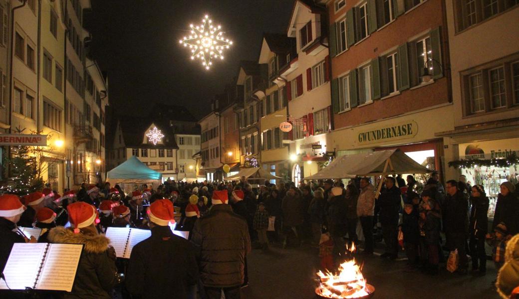 Am Samstag, 1. Dezember, findet sie wieder statt: die Altstätter Adventsnacht. Das Bild ist in einer früheren Adventsnacht in der Obergasse entstanden.