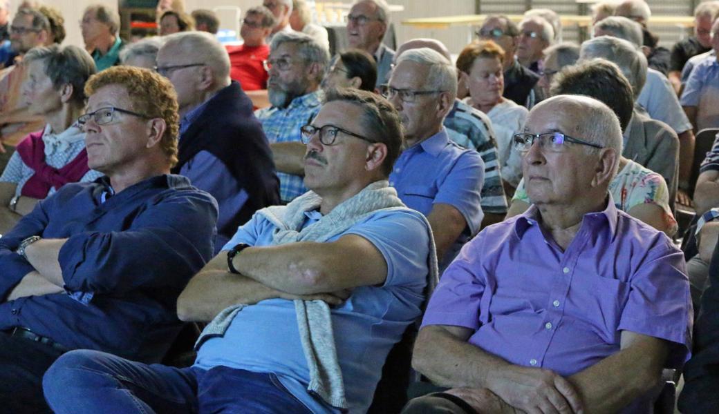 Nachdem die Bevölkerung im letzten Jahr anlässlich von Workshops am Hochwasserschutz mitwirken konnte, erhielten die Besucher gestern Abend einen Einblick in den aktuellen Planungsstand. Besonders das Stollenprojekt Rosenberg schritt voran.