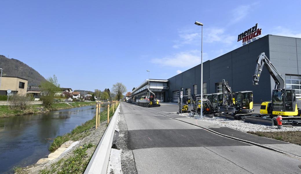 Auf der Länge des Menzi-Muck-Areals soll das Trottoir im Zuge der Strassensanierung zum Binnenkanal hin verlegt werden.