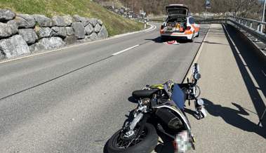 Motorradfahrer stürzte und verletzte sich unbestimmt