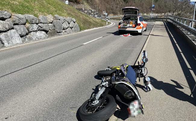Motorradfahrer stürzte und verletzte sich unbestimmt