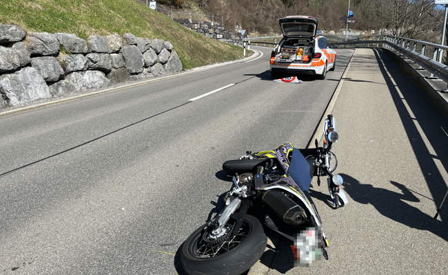 Motorradfahrer stürzte und verletzte sich unbestimmt
