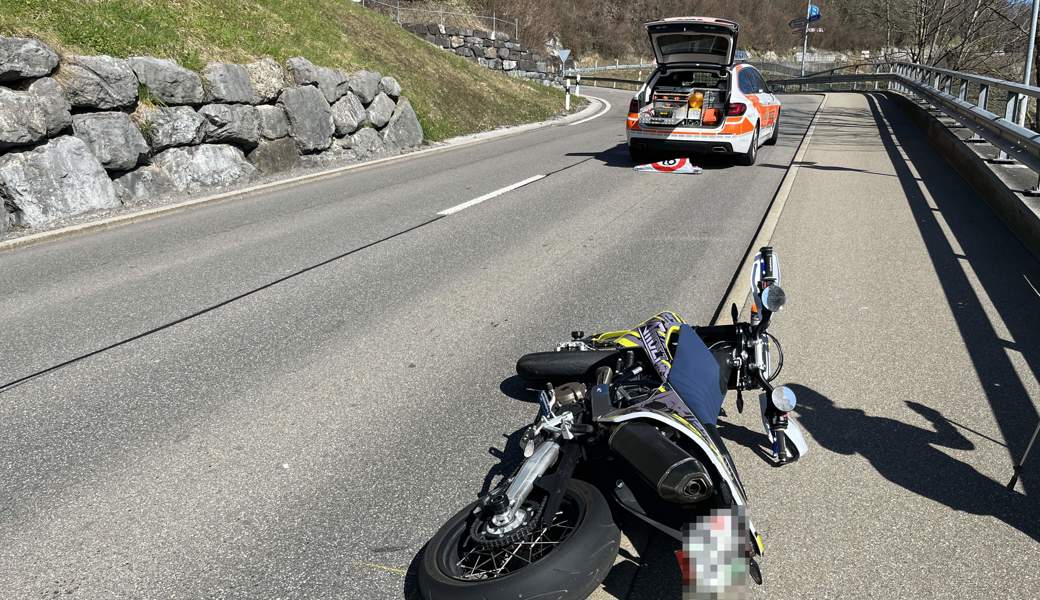 Der Motorradfahrer prallte gegen das Trottoir und verletzte sich.
