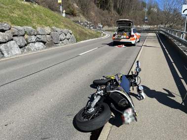 Motorradfahrer stürzte und verletzte sich unbestimmt