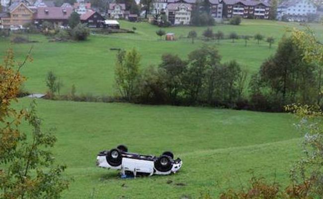 Das Wiesenbord hinab überschlagen